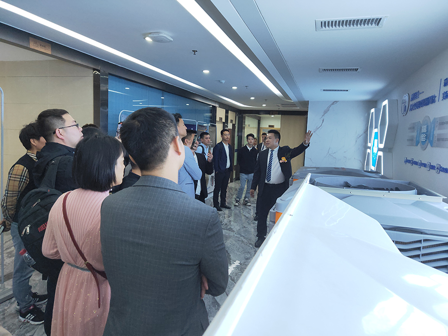 會(huì)后瑞泰風(fēng)董事長(zhǎng)向嘉賓介紹產(chǎn)品